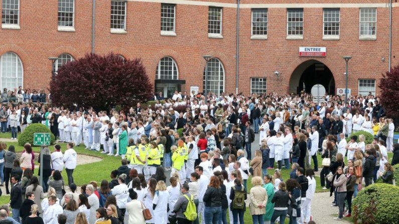 Empleados del hospital universitario de Reims se reúnen fuera del hospital en Reims (Francia), el 23 de mayo de 2023, para rendir homenaje a una enfermera que murió tras un ataque con arma blanca el día anterior. (Francois Nascimbeni/AFP vía Getty Images)