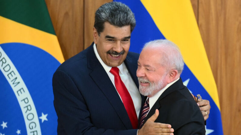El líder de Venezuela, Nicolás Maduro (Izq.), y el presidente de Brasil, Luiz Inácio Lula da Silva (Der.), se saludan tras una rueda de prensa conjunta en el Palacio de Planalto, en Brasilia (Brasil), el 29 de mayo de 2023. (Evaristo Sa/AFP vía Getty Images)