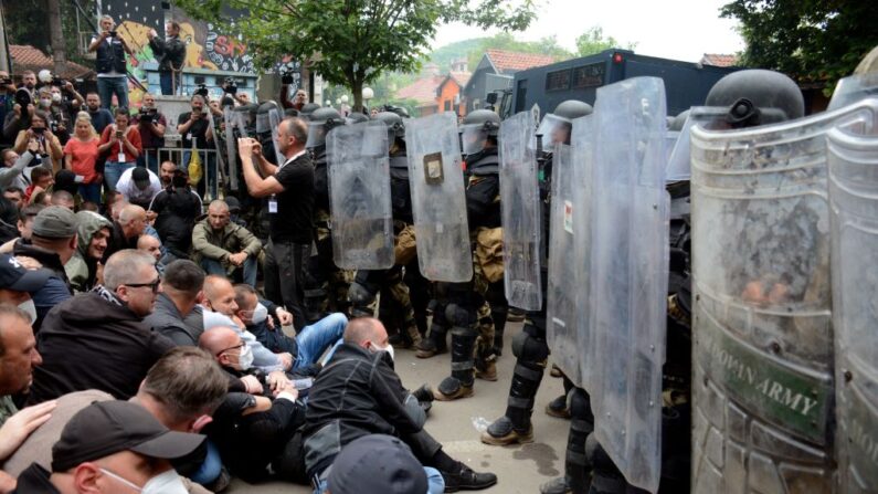 Serbios de Kosovo se enfrentan a la policía antidisturbios durante su concentración para exigir la destitución de los alcaldes albaneses recientemente elegidos frente al edificio municipal de Zvecan, en el norte de Kosovo, el 29 de mayo de 2023. (STR/AFP vía Getty Images)