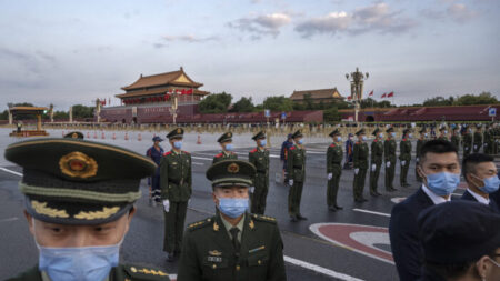 Represión china a empresas extranjeras es represalia contra el Oeste, dice exoficial de inteligencia