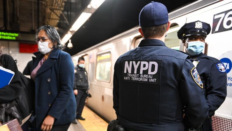 Un miembro de la oficina antiterrorismo de la policía de Nueva York investiga un incidente en un subterráneo después de que se frenó de emergencia cerca de Union Square, en la ciudad de Nueva York, el 12 de abril de 2022. (Alexi J. Rosenfeld/Getty Images)