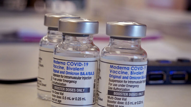 Un farmacéutico se prepara para administrar inyecciones de refuerzo de la vacuna contra el COVID-19 durante un evento organizado por el Departamento de Salud Pública de Chicago en el Southwest Senior Center el 09 de septiembre de 2022 en Chicago, Illinois. (Scott Olson/Getty Images)