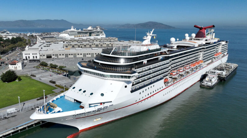 En una vista aérea, el crucero operado por Carnival Cruise Lines está atracado en el muelle 27 el 30 de septiembre de 2022 en San Francisco, California. (Justin Sullivan/Getty Images)