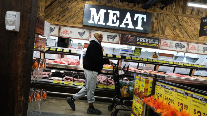 Una persona pasa por delante del pasillo de la comida dentro de una tienda de comestibles el 14 de noviembre de 2022 en la ciudad de Nueva York. (Spencer Platt/Getty Images)