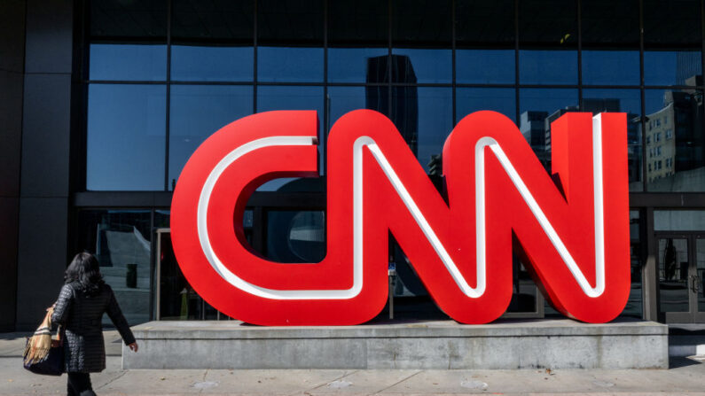 Una persona pasa por delante de la sede de la Cable News Network (CNN) el 17 de noviembre de 2022 en Atlanta, Georgia. (Brandon Bell/Getty Images)