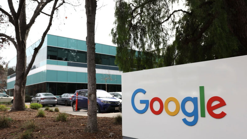 Un cartel se coloca delante de una oficina en la sede de Google el 02 de febrero de 2023 en Mountain View, California. (Justin Sullivan/Getty Images)