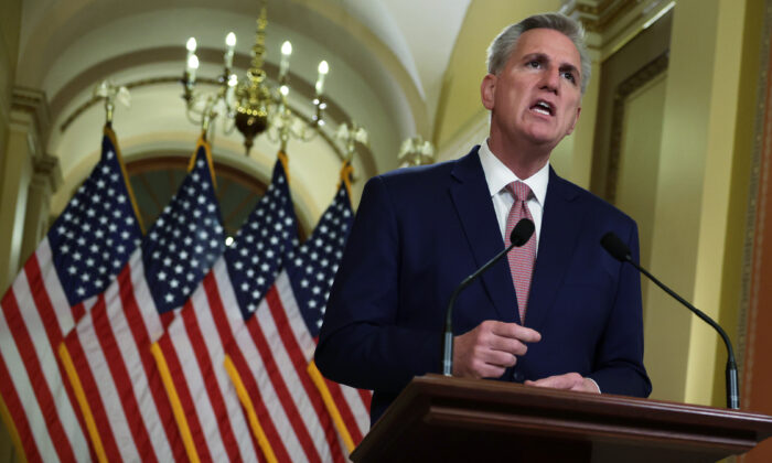 El presidente de la Cámara de Representantes, Kevin McCarthy (R-Calif.), habla sobre el techo de la deuda frente a su oficina en el Capitolio en Washington, Estados Unidos, el 6 de febrero de 2023. Portavoz McCarthy, (Alex Wong/Getty Images)