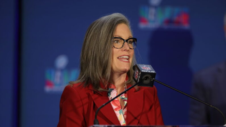 La gobernadora de Arizona, Katie Hobbs, habla durante la conferencia de prensa del Comité Anfitrión de la Super Bowl LVII en el Centro de Convenciones de Phoenix el 13 de febrero de 2023 en Phoenix, Arizona. (Carmen Mandato/Getty Images)