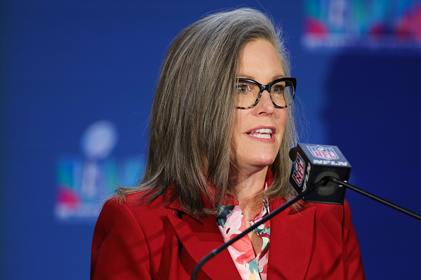 La Gobernadora de Arizona, Katie Hobbs, habla durante la Conferencia de Prensa del Comité Anfitrión de la Super Bowl LVII en el Centro de Convenciones de Phoenix el 13 de febrero de 2023 en Phoenix, Arizona. (Carmen Mandato/Getty Images)