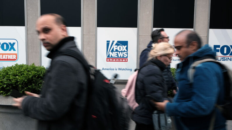 La gente camina frente a la sede de News Corporation, sede de Fox News, en la ciudad de Nueva York, el 18 de abril de 2023. (Spencer Platt/Getty Images)