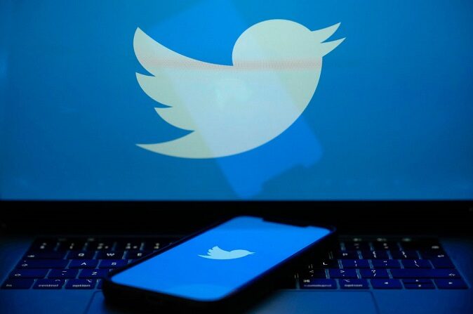 Logotipo de Twitter en la pantalla de una laptop y un teléfono móvil el 21 de abril de 2023 en Knutsford, Reino Unido. (Christopher Furlong/Getty Images)