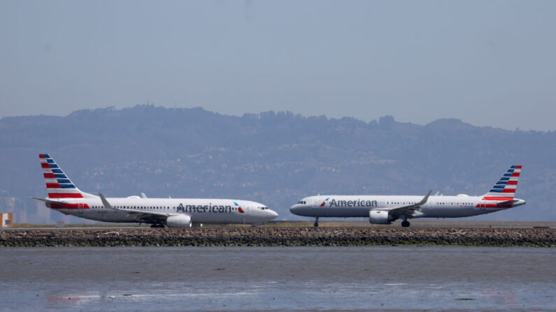Un avión de American Airlines se prepara para despegar junto a otro avión de American Airlines en la pista del Aeropuerto Internacional de San Francisco el 27 de abril de 2023 en San Francisco, California. (Justin Sullivan/Getty Images)