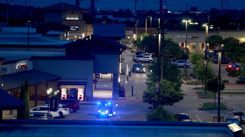 Autos en el estacionamiento del centro comercial Allen Premium Outlets, en Allen, Texas, el 7 de mayo de 2023. Según reportajes, el 6 de mayo un tirador abrió fuego en el centro comercial outlet y mató a ocho personas. (Joe Raedle/Getty Images)