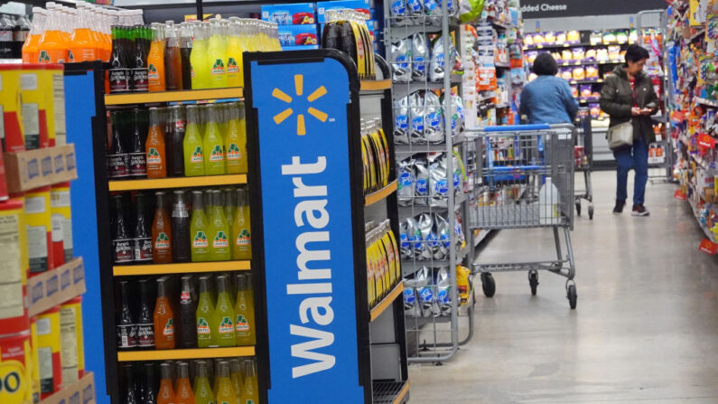 Unos clientes compran en una tienda Walmart el 18 de mayo de 2023 en Chicago, Illinois. (Scott Olson/Getty Images)