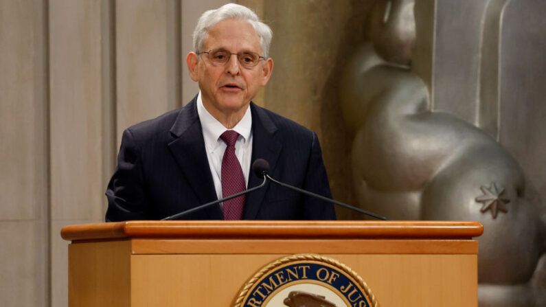 El fiscal general de EE. UU., Merrick Garland, habla durante un acto en honor del Día Nacional de los Menores Desaparecidos en el Departamento de Justicia de EE.UU. el 24 de mayo de 2023 en Washington, DC. (Anna Moneymaker/Getty Images)