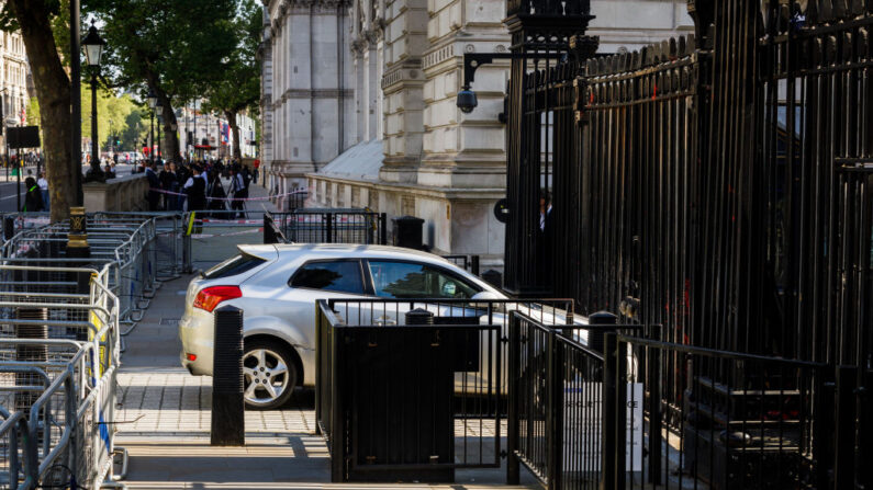 Un coche es visto después de chocar contra las puertas de Downing Street, que alberga la residencia oficial del primer ministro, el 25 de mayo de 2023 en Londres, Inglaterra. (Tristan Fewings/Getty Images)