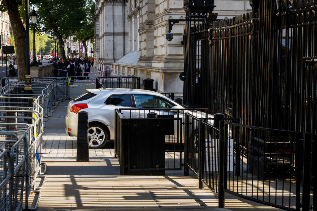 Policía libera al hombre cuyo coche chocó en Downing Street pero lo acusa de otro cargo