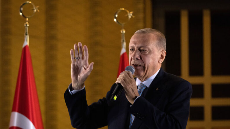El presidente Recep Tayyip Erdogan habla a sus partidarios en el palacio presidencial tras ganar la reelección en una segunda vuelta el 29 de mayo de 2023 en Ankara, Turquía. (Chris McGrath/Getty Images)