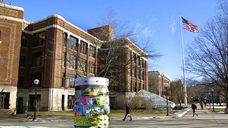 Estudiantes caminan por el campus de la Universidad de Michigan el 17 de enero de 2003 en Ann Arbor, Michigan. La política de admisiones de la universidad es objeto de un caso ante la Corte Suprema de Estados Unidos. (Foto de Bill Pugliano/Getty Images)
