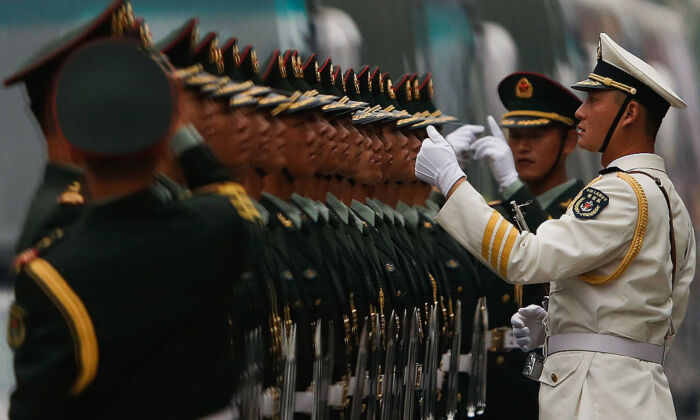 Soldados chinos de pie para la inspección durante una ceremonia de bienvenida para el presidente de Venezuela Nicolás Maduro Moros en Beijing el 22 de septiembre de 2013. (Lintao Zhang/Getty Images)