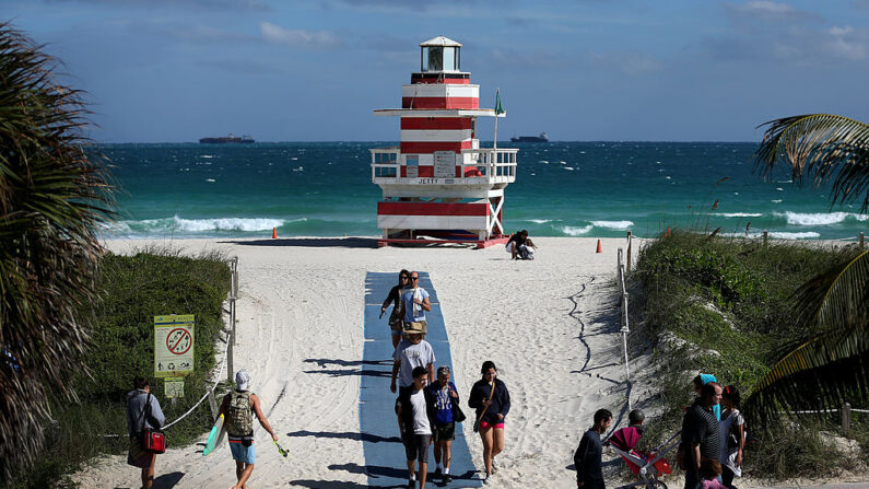 La gente pasea bajo el sol el 3 de enero de 2014 en Miami Beach, Florida. (Joe Raedle/Getty Images)