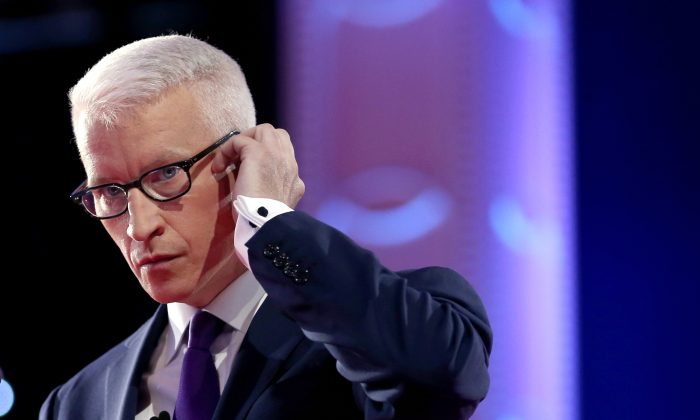 El presentador de CNN Anderson Cooper ajusta su auricular durante una pausa publicitaria mientras modera un debate presidencial demócrata patrocinado por CNN en Wynn Las Vegas, el 13 de octubre de 2015. (Joe Raedle/Getty Images)