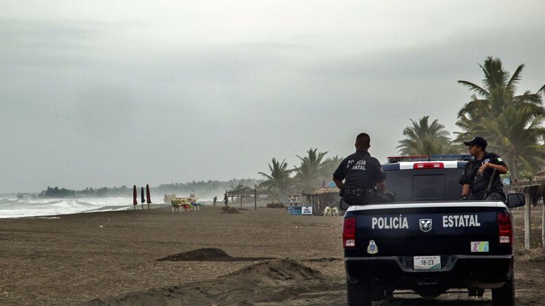 La policía patrulla la playa en Boca de Pascuales, estado de Colima, México, el 22 de octubre de 2015. (Hector Guerrero/AFP vía Getty Images)
