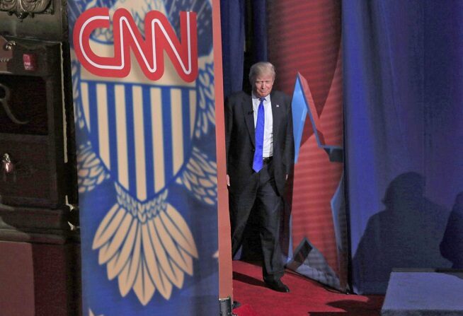 El candidato presidencial republicano Donald Trump entra en un acto municipal de la CNN moderado por Anderson Cooper el 29 de marzo de 2016 en Milwaukee, Wisconsin. El acto tuvo lugar días antes de las primarias de Wisconsin del 5 de abril. (Darren Hauck/Getty Images)