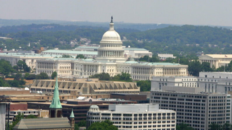El Capitolio de EE. UU. y el horizonte de Washington, D.C., en una foto de archivo del 16 de mayo de 2005. (Paul J. Richards/AFP vía Getty Images)
