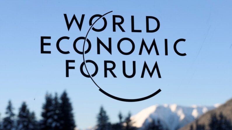 El logo del Foro Económico Mundial en el tercer día de la reunión anual del Foro, en Davos, el 19 de enero de 2017. (Fabrice Coffrini/AFP vía Getty Images)
