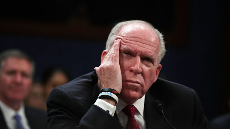 El exdirector de la Agencia Central de Inteligencia de Estados Unidos (CIA) John Brennan declara ante el Comité Permanente Selecto de Inteligencia de la Cámara de Representantes en el Capitolio, el 23 de mayo de 2017. (Alex Wong/Getty Images)
