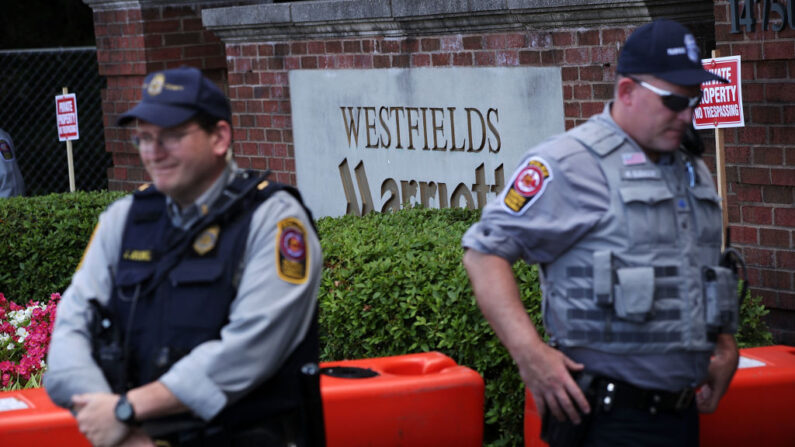 Miembros de la policía del condado de Fairfax montan guardia a la entrada del Hotel Marriott Westfield, donde se celebra la Reunión Bilderberg el 1 de junio de 2017 en Chantilly, Virginia.(Alex Wong/Getty Images)