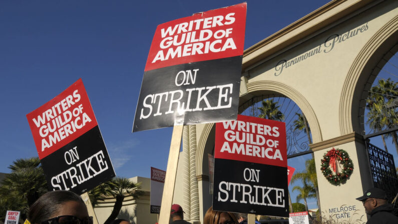 Imagen de archivo de huelga de guionistas en el estudio Paramount Pictures en Los Ángeles, California.  (Charley Gallay/Getty Images)