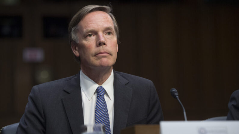 El exembajador de Estados Unidos ante la OTAN, Nicholas Burns, testifica durante una audiencia del Comité Selecto de Inteligencia del Senado de Estados Unidos sobre las actividades rusas en las elecciones de otros países, en el Capitolio en Washington, el 28 de junio de 2017. (Saul Loeb/AFP vía Getty Images)