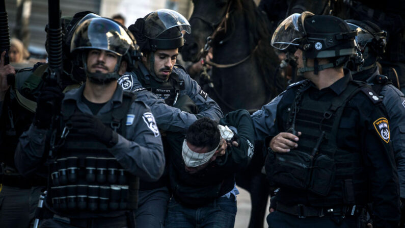 En una fotografía de archivo, fuerzas policiales israelíes detienen a un manifestante palestino el 9 de diciembre de 2017 en Jerusalén, Israel. (Ilia Yefimovich/Getty Images)