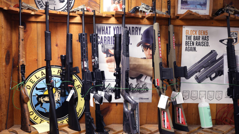 Rifles a la venta en Freddie Bear Sports en Tinley Park, Illinois, el 8 de abril de 2021. (Scott Olson/Getty Images)
