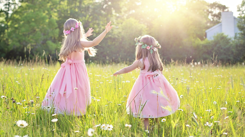 El verano es el momento ideal para reconectar con sus hijos, escucharlos, jugar juntos y conocer cuáles son sus intereses actuales y qué los ilumina por dentro. (Imagen de Jill Wellington en Pixabay)