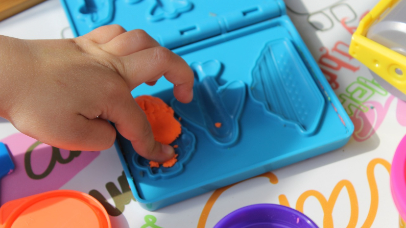 Se alienta a los niños en edad preescolar a competir con sus compañeros por los juguetes, el espacio y la atención. (Pixabay/ Republica)