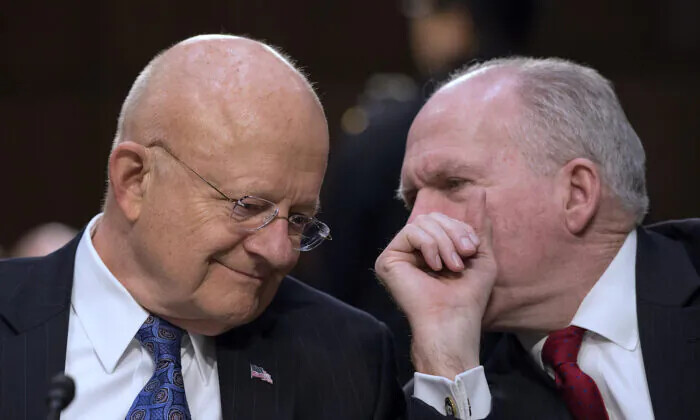 El director de Inteligencia Nacional, James Clapper (izq.), y el director de la CIA, John Brennan, conversan antes de testificar ante el Comité de Inteligencia del Senado, el 9 de febrero de 2016. (Molly Riley/AFP/Getty Images)
