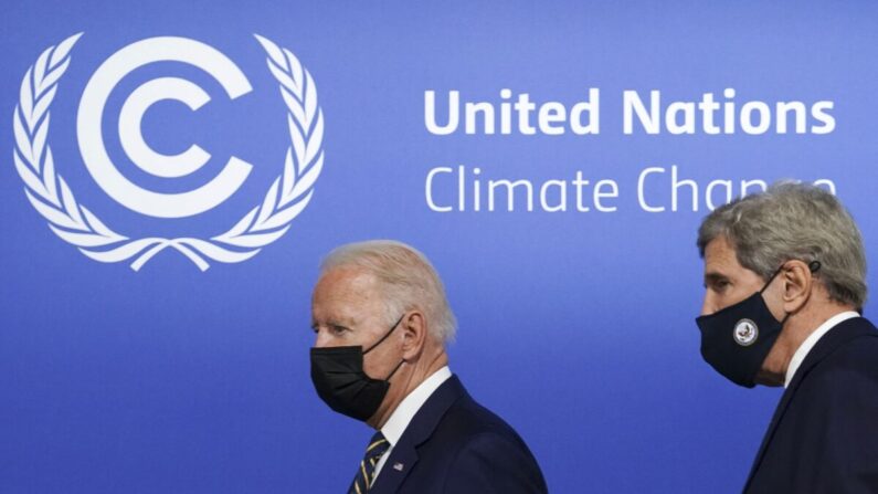 El presidente de Estados Unidos, Joe Biden (izq.), flanqueado por el asesor estadounidense sobre el clima, John Kerry, llega para asistir a una reunión centrada en la acción y la solidaridad en la Conferencia de la ONU sobre el Cambio Climático (COP26) en Glasgow, el 1 de noviembre de 2021. (Kevin Lamarque/POOL/AFP vía Getty Images)

