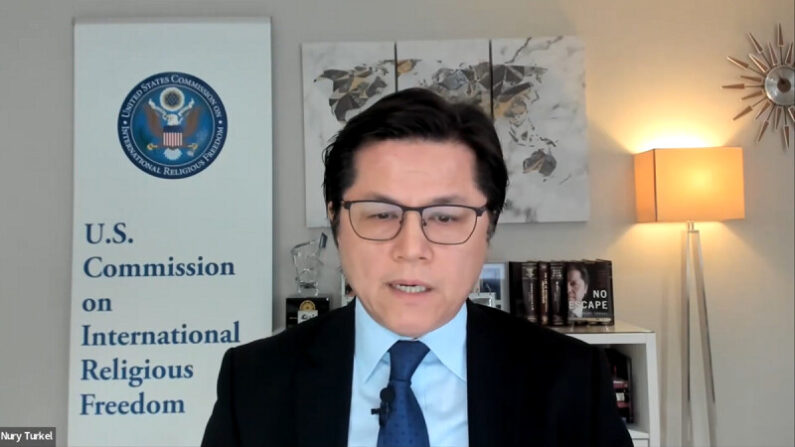 Nury Turkel, presidente de la Comisión Estadounidense para la Libertad Religiosa Internacional, habla en una audiencia virtual sobre las violaciones de la libertad religiosa en China el 14 de diciembre de 2022. (USCIRF/captura de pantalla vía NTD)