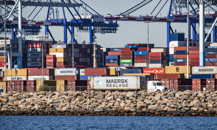 Los barcos esperan para descargar contenedores en el puerto de Los Ángeles, California, el 27 de octubre de 2021. (John Fredricks/The Epoch Times)

