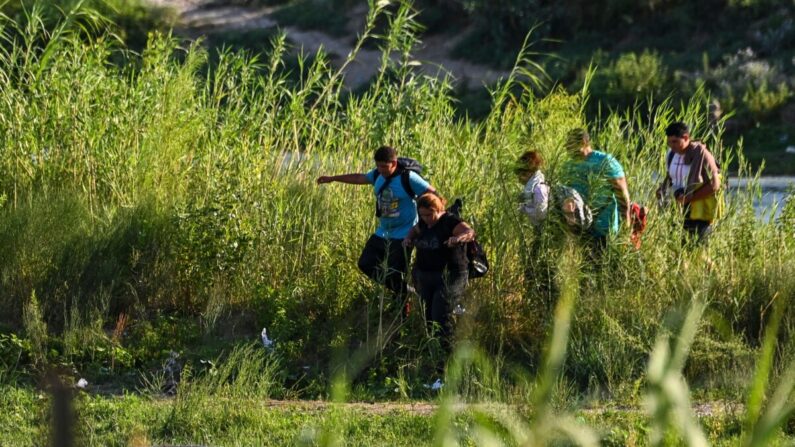 Una familia migrante de Venezuela cruza ilegalmente el río Grande en Eagle Pass, Texas, en la frontera con México, el 30 de junio de 2022. (Chandan Khanna/AFP vía Getty Images)
