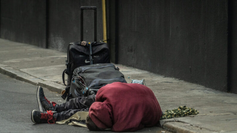 Un vagabundo yace desmayado en las calles del distrito de Tenderloin de San Francisco, California, el 23 de febrero de 2023. (John Fredricks/The Epoch Times)
