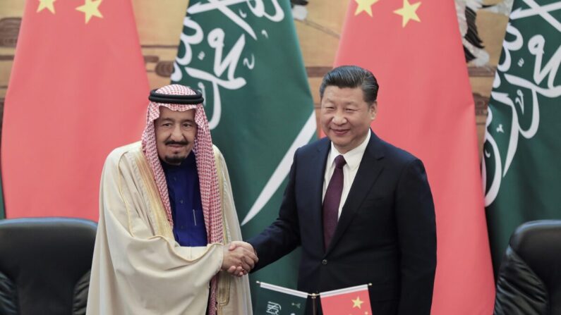 El líder chino Xi Jinping estrecha la mano del rey saudí Salman bin Abdulaziz Al Saud durante una ceremonia de firma en el Gran Salón del Pueblo de Beijing el 16 de marzo de 2017. (Lintao Zhang/Pool/Getty Images)
