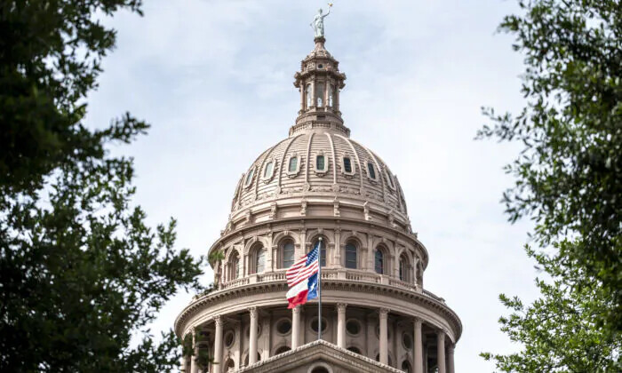 Las banderas de Estados Unidos y Texas ondean fuera del edificio del Capitolio estatal en Austin, Texas, el 12 de julio de 2021. (Getty Images)