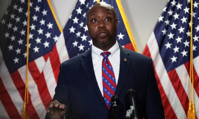 El senador Tim Scott (R-S.C.) habla con los medios de comunicación en el Hart Senate Office Building en el Capitolio en Washington el 23 de junio de 2020.  (Alex Wong/Getty Images)