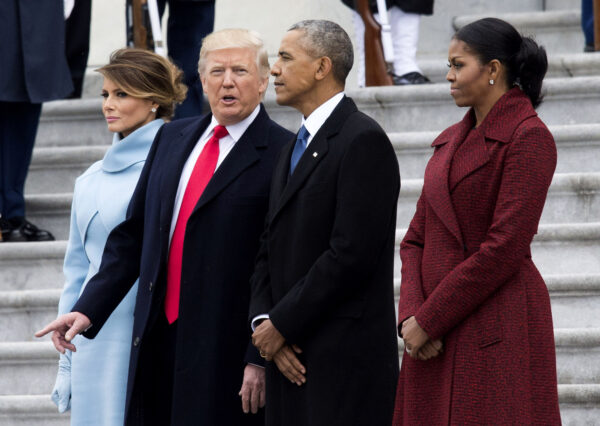 El presidente Donald Trump (2º izda.), la primera dama Melania Trump (izda.), el expresidente Barack Obama (2º dcha.) y la ex primera dama Michelle Obama caminan juntos tras la toma de posesión, en el Capitolio de Washington, el 20 de enero de 2017. (Kevin Dietsch/Getty Images)

