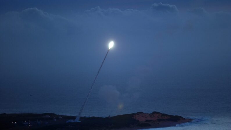 Un misil es lanzado desde el Pacific Missile Range Facility (PMRF) para ser interceptado como parte de una prueba de la Agencia de Defensa de Misiles en Kauai, Hawai, el 6 de noviembre de 2007. (Marina de EE.UU. vía Getty Images)