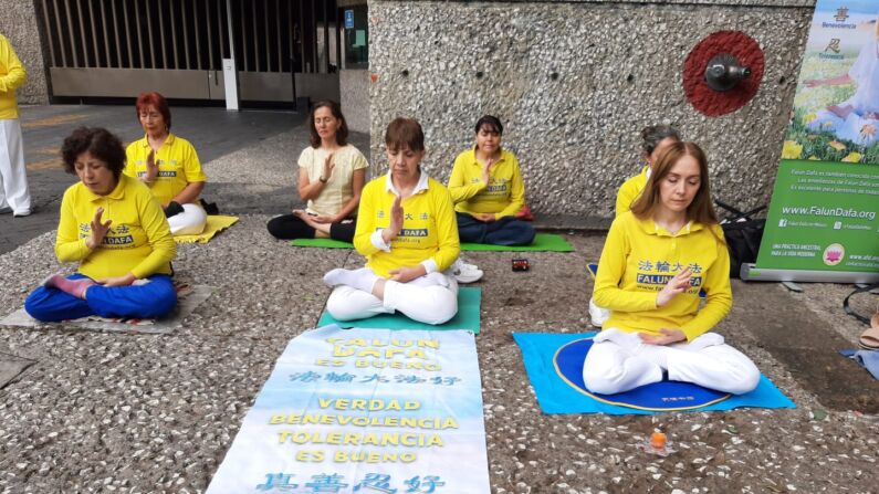 Los practicantes de Falun Gong celebran el Día Mundial de Falun Dafa en México frente a la embajada china, el 13 de mayo de 2023 (Cortesía de Israel Robledo)
